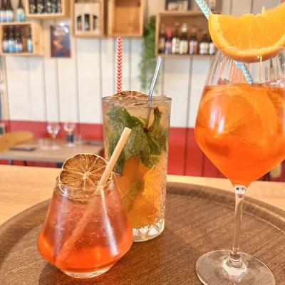 UN cocktail sur une table du restaurant bar et cave à vin Médo à St pierre d'Oléron